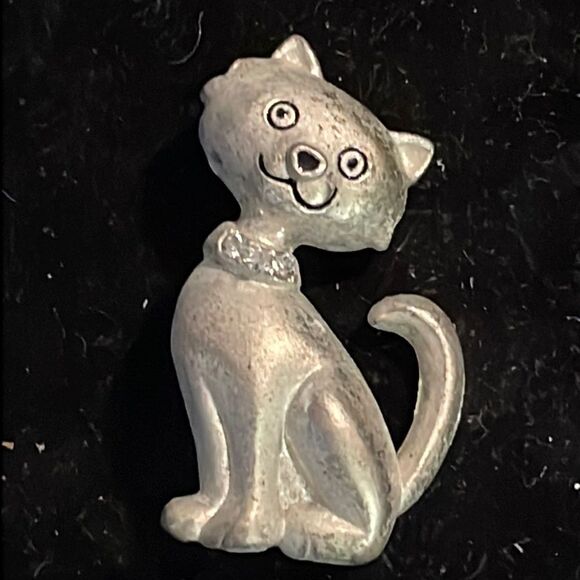 Vintage 1.75” silver tone Siamese cat brooch with rhinestone accents on collar - Picture 1 of 9